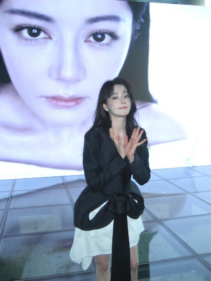 迪丽热巴与光并肩 在镜头外也会在状态内！迪丽热巴时尚感镜头感max迪丽热巴镜头外