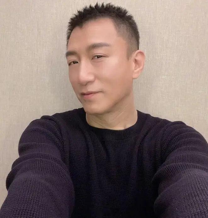 孙红雷公开回应移民传闻：我并未移民，只是去旅游。近日，孙红雷在哈尔滨的一次公开活