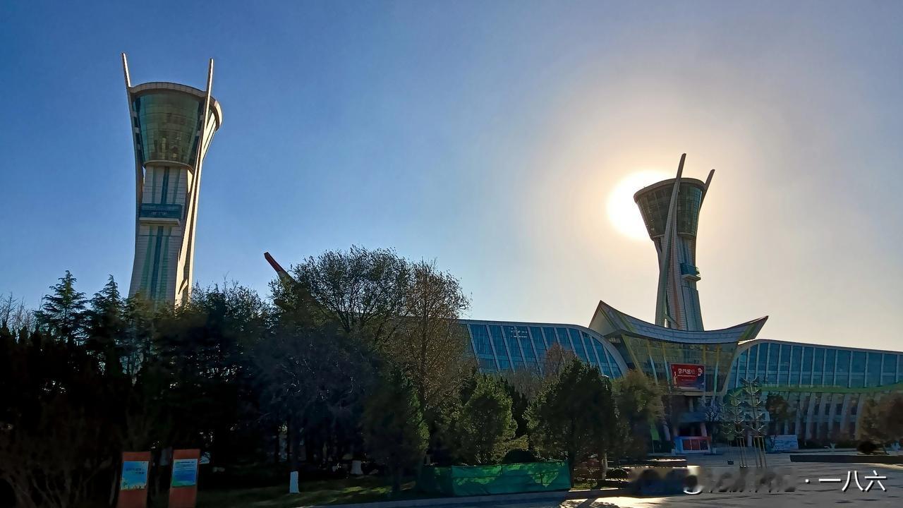 🔥潍坊人DNA动了！《老酒馆》铁三角杀回年代剧，原型竟是潍坊老国企工人！

高