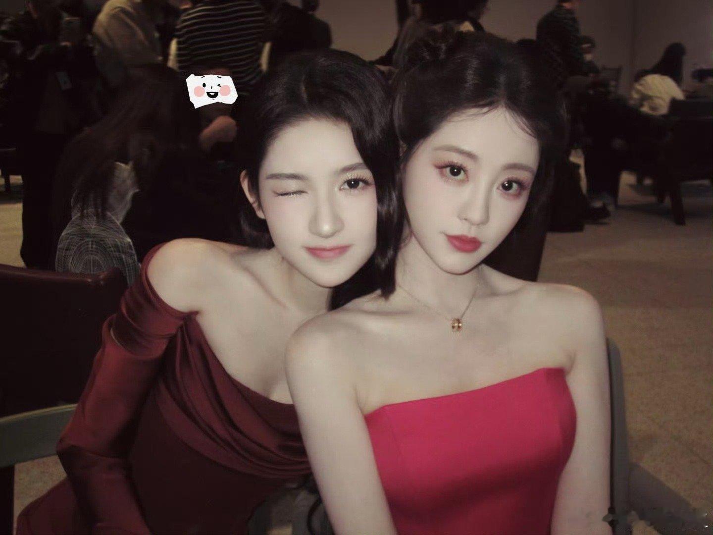 祝绪丹王玉雯合照祝绪丹王玉雯又见面了，合照太养眼了