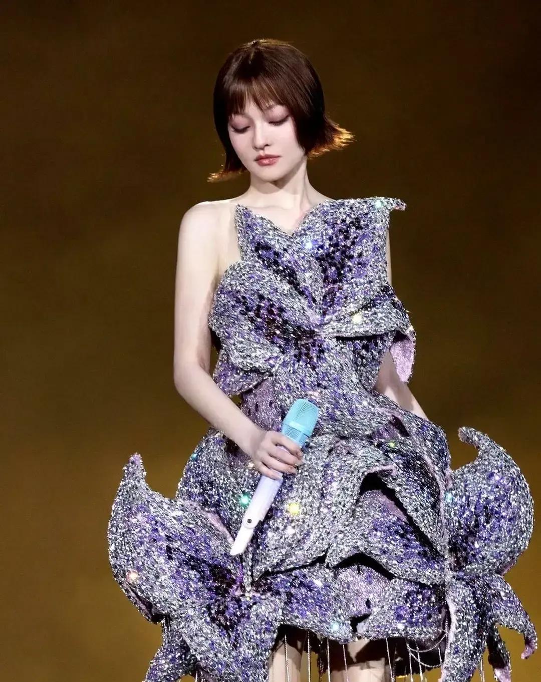 钢丝球？这明明是张韶涵的“战甲”！
 
评论区吵疯了，说张韶涵穿了个钢丝球？我直