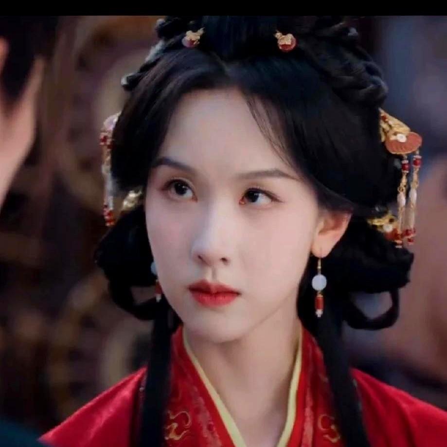 陈都灵的长相，演权谋剧还是有点吃亏。

《翘楚》开播，她演的将门嫡女楚朝，眉毛特