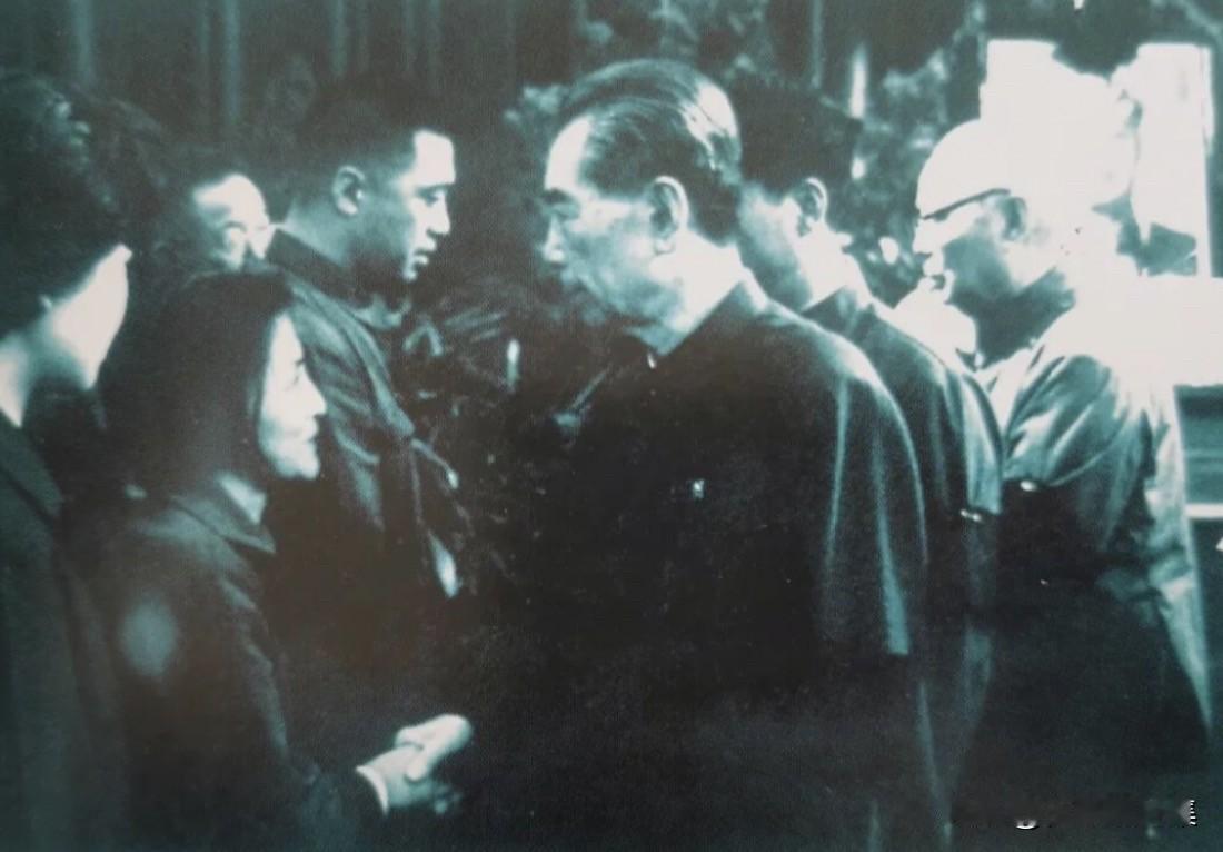 1975年6月9日，周恩来总理在贺龙元帅骨灰安放仪式上与贺龙女儿贺捷生握手。他左