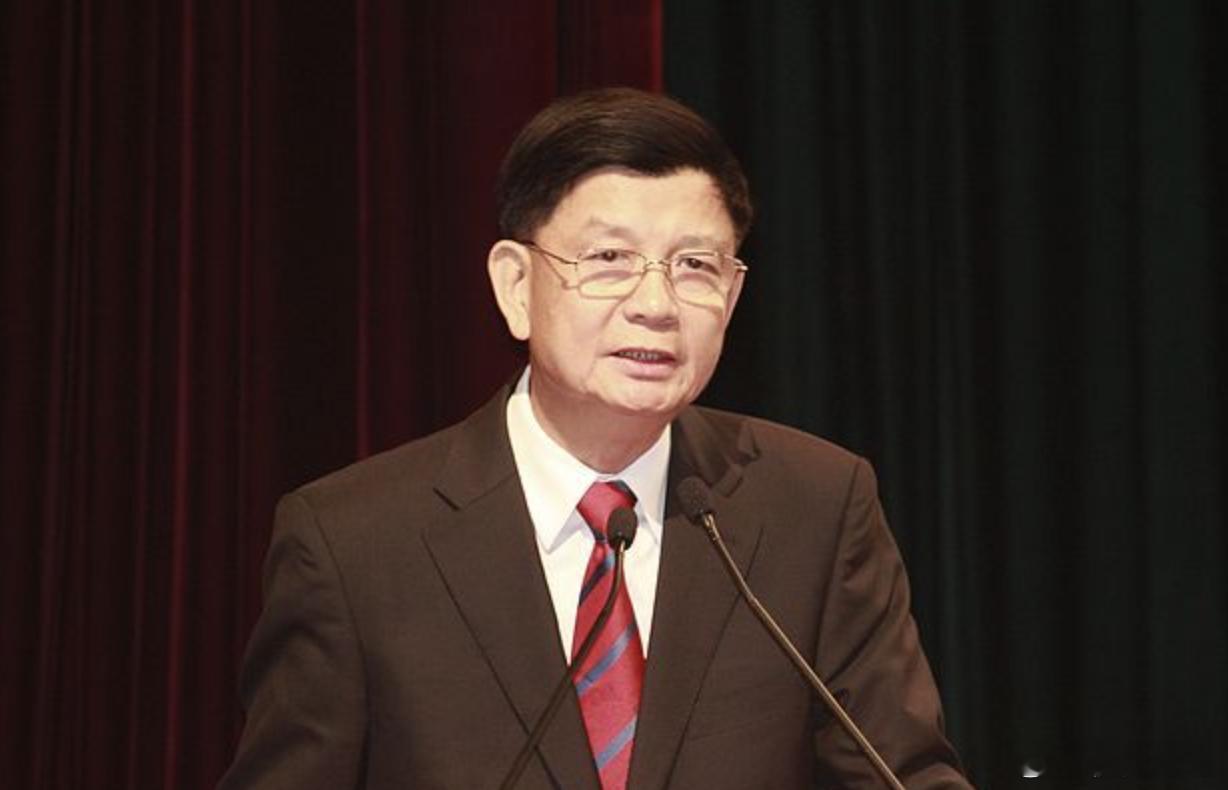 随着竞争对手的不断发力，丝宝集团的经营业绩增长开始放缓，甚至一度出现下滑。200