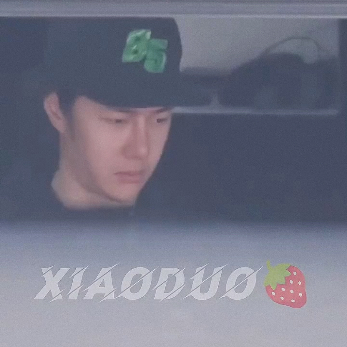 永远不知道他这一秒在委屈什么 就像不知道他下一秒又突然在拽什么