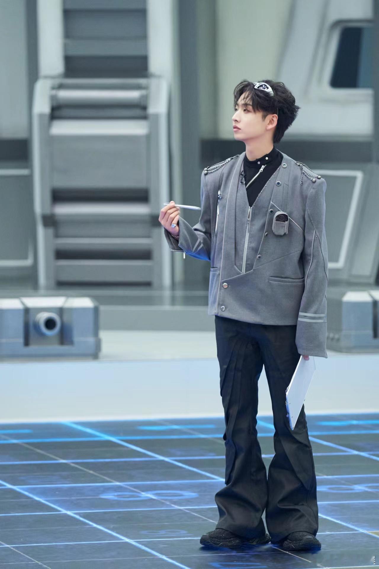 #齐思钧星际未来感造型#get到了齐思钧的颜值 ​​​