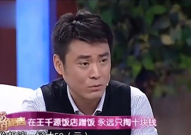 1993年，王千源的烧烤店“终于”倒闭了，他回到排练室，指着那帮同学，说：“托你