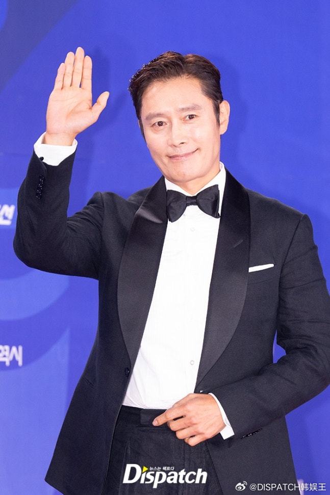 18日，李秉宪 出席“第4届青龙电视剧大赏”红毯活动。 ​​​
