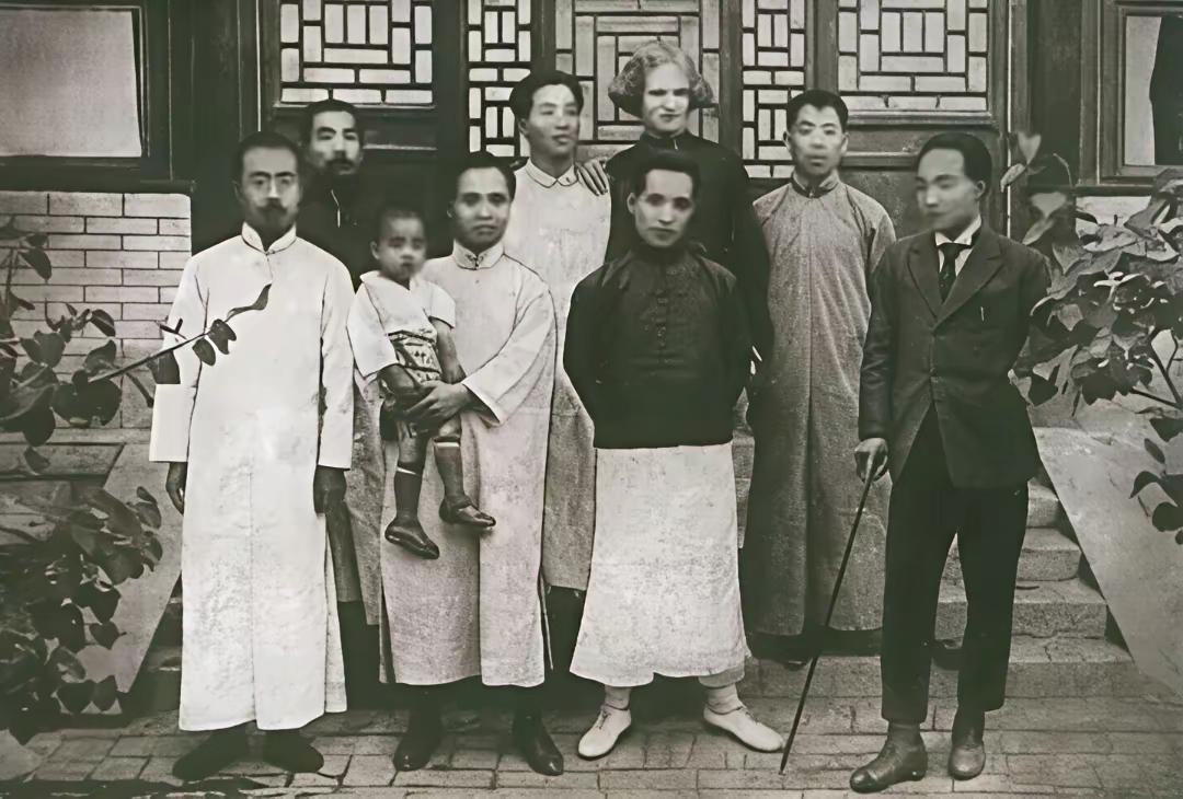 王铎：鲁迅与作人、建人在一起
这是周作人组织的一次照相。仔细看，除周作人外，里面