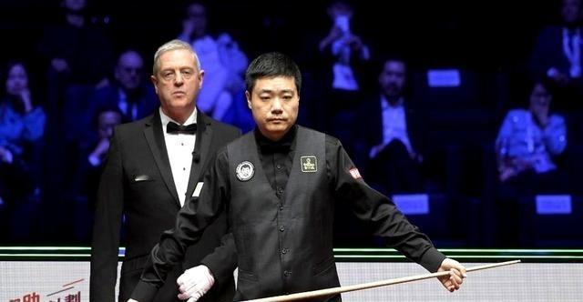 丁俊晖发长文回应近况，没提退役，反而说“只要球桌还在，我就还在”。回想当年他一个