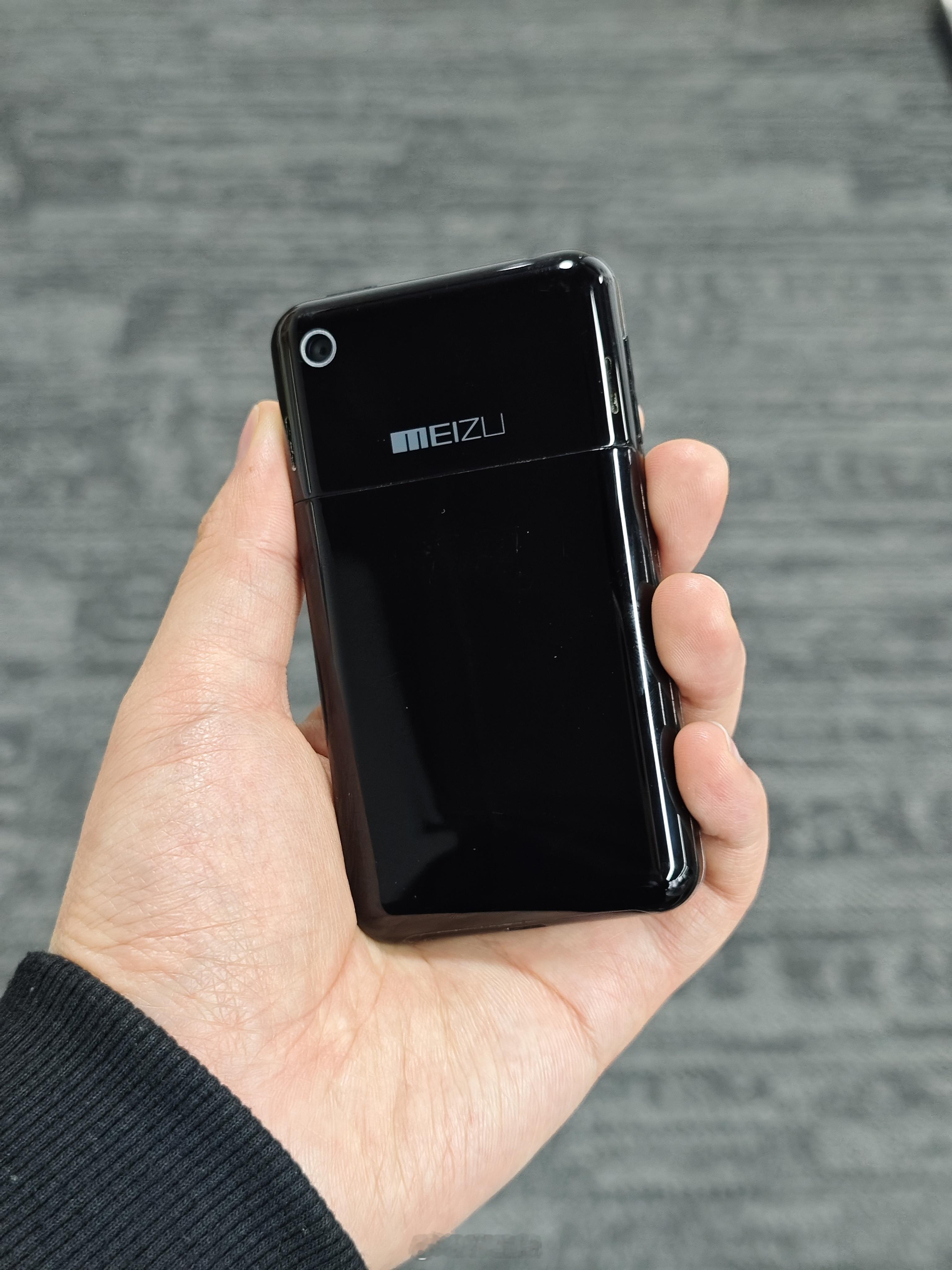 这是魅族的第一台手机M8，也是国内的第一台智能手机，后面这个珠海小厂也给我们带来