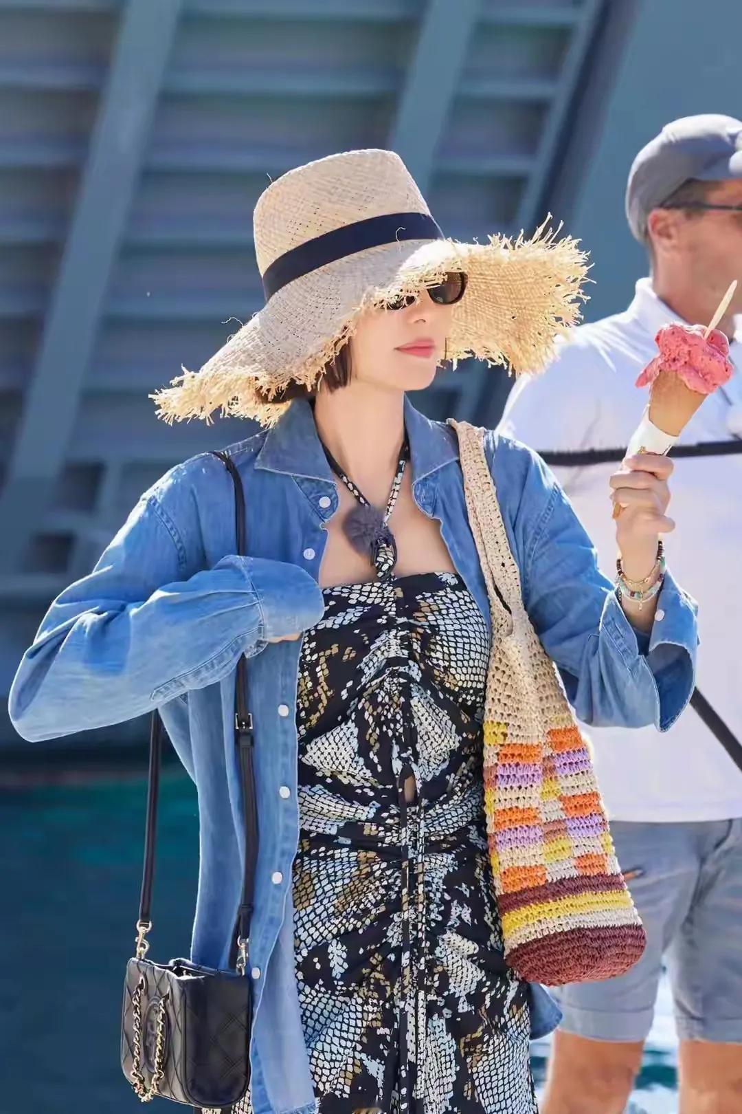 夏日穿搭指南：牛仔外套+草帽+冰激凌，轻松自在！🌞🍦👒