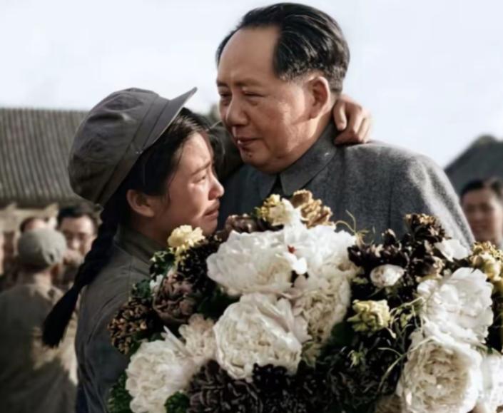 她是唯一敢当众抱住毛主席的女人，全军135万人只有154人获一等功，她是唯一的女
