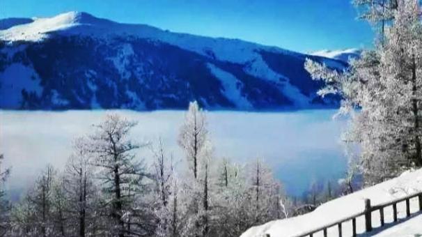 喀纳斯之冬
 
冰封千顷玉，雪覆万峰银。
木屋炊烟起，琼林不染尘。