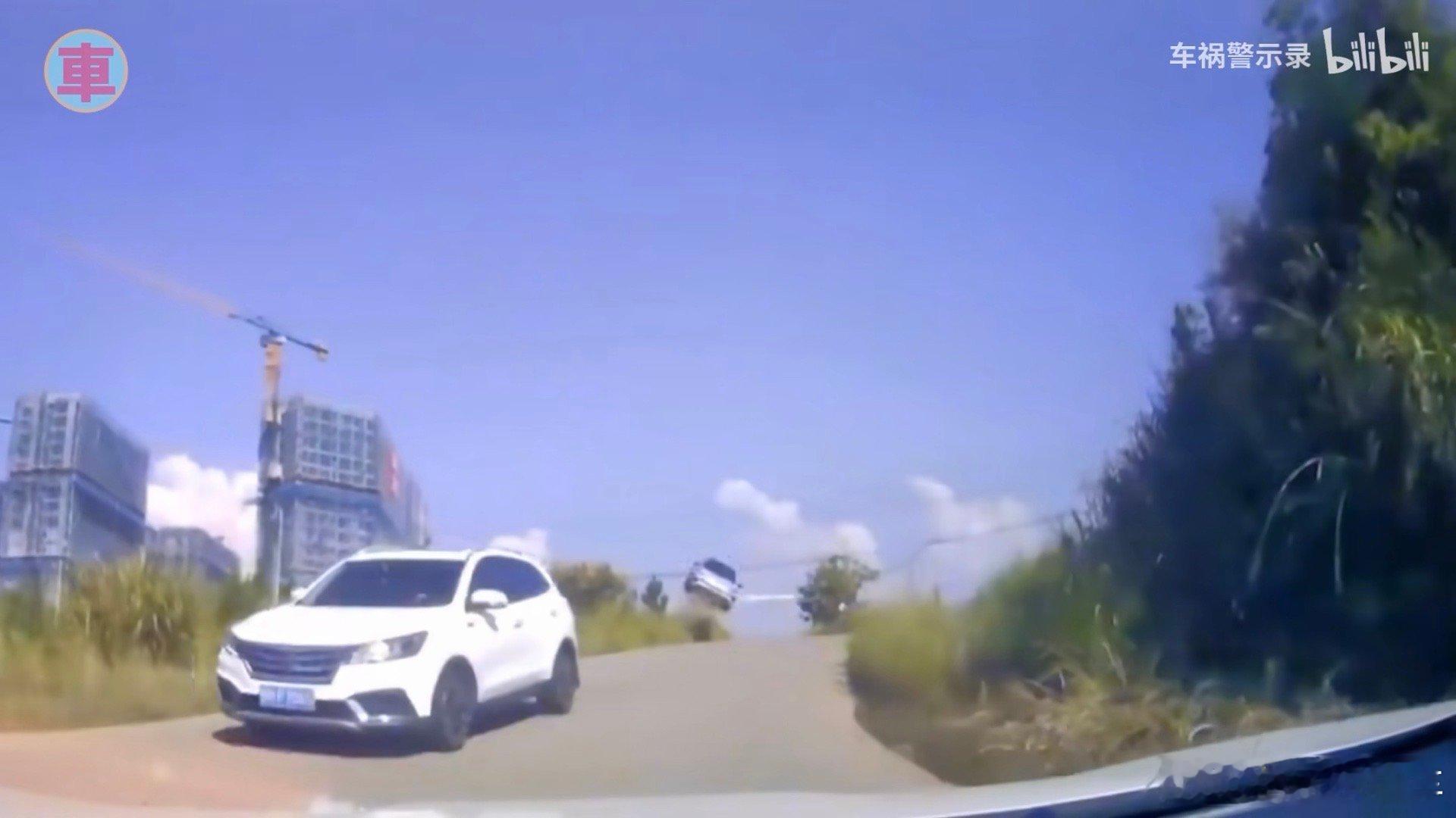 景德镇一汽车下坡突然起飞这这这...道路状况还是太复杂了[晕]把油门当刹车能踩出
