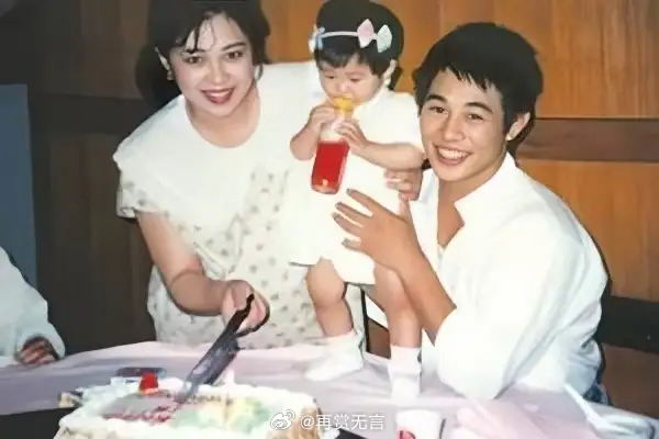 1991年，李连杰向刚生下二女儿的黄秋燕提出离婚：“对不起，我错了，我遇到了我的