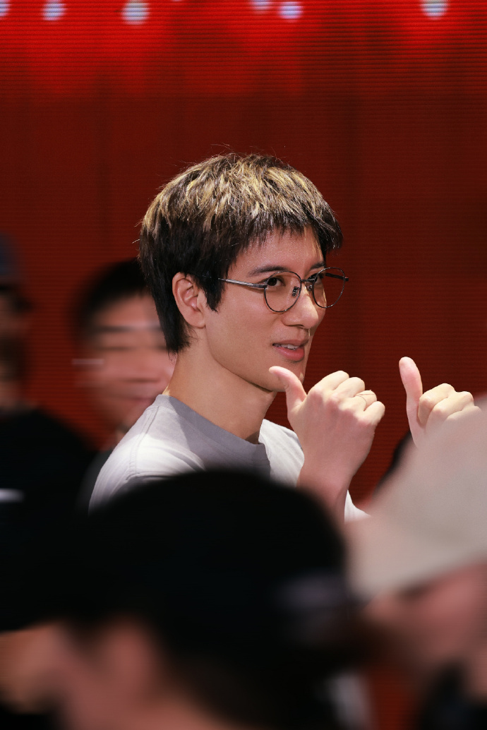王力宏巡演期间保持身材的秘诀王力宏练出了6块腹肌 看完他的健身成果彻底惭愧，空闲