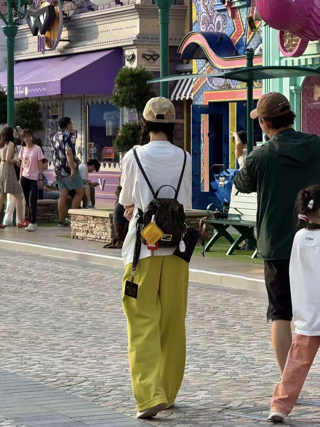 唐嫣罗晋一家三口被偶遇，唐嫣扎着双麻花辫，可爱又很少女呀！ 