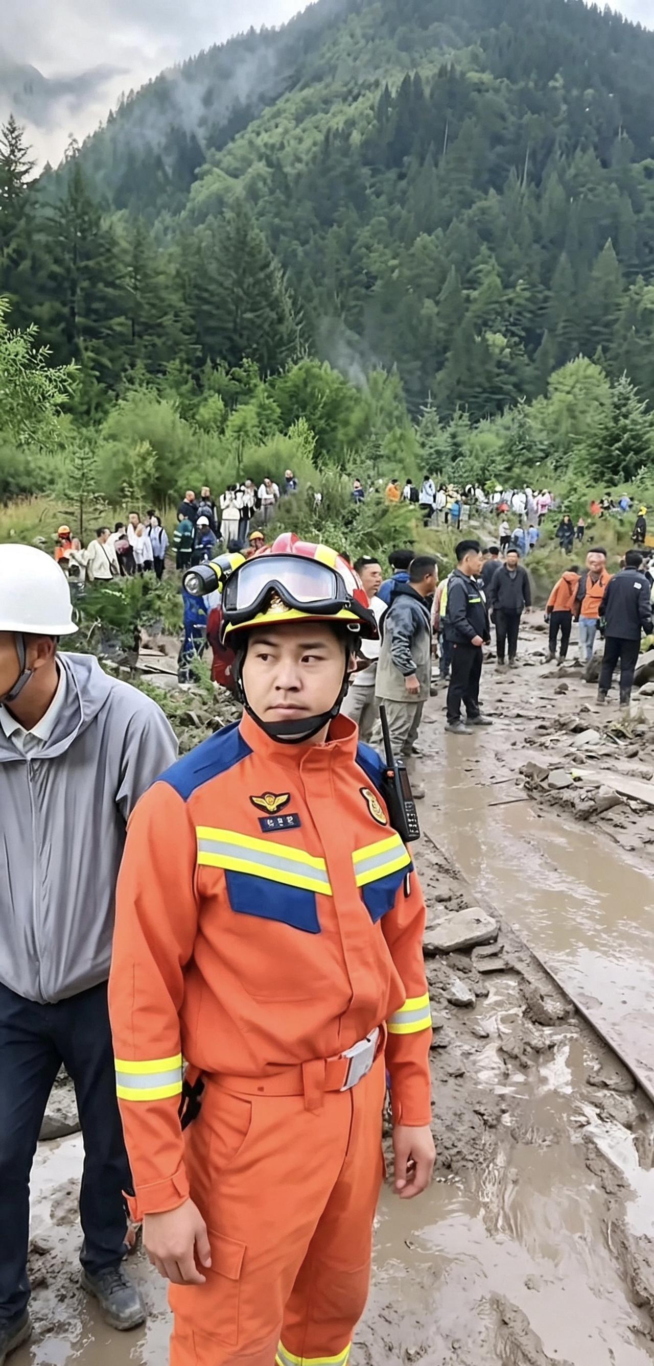 九寨沟：[呲牙]泥石流灾害发生。
[星星眼]引发社会各界关注，现场在各界人士的共