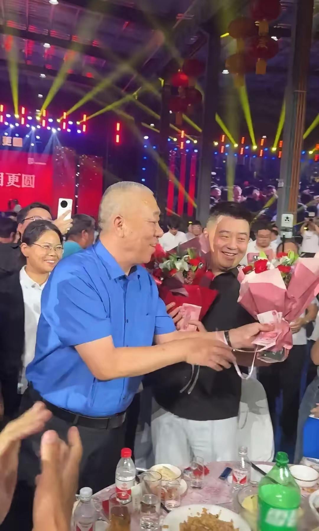 这样的作秀让人无比向往！连续十几年，真金白银的作秀，真情实意地付出，传达的是人间