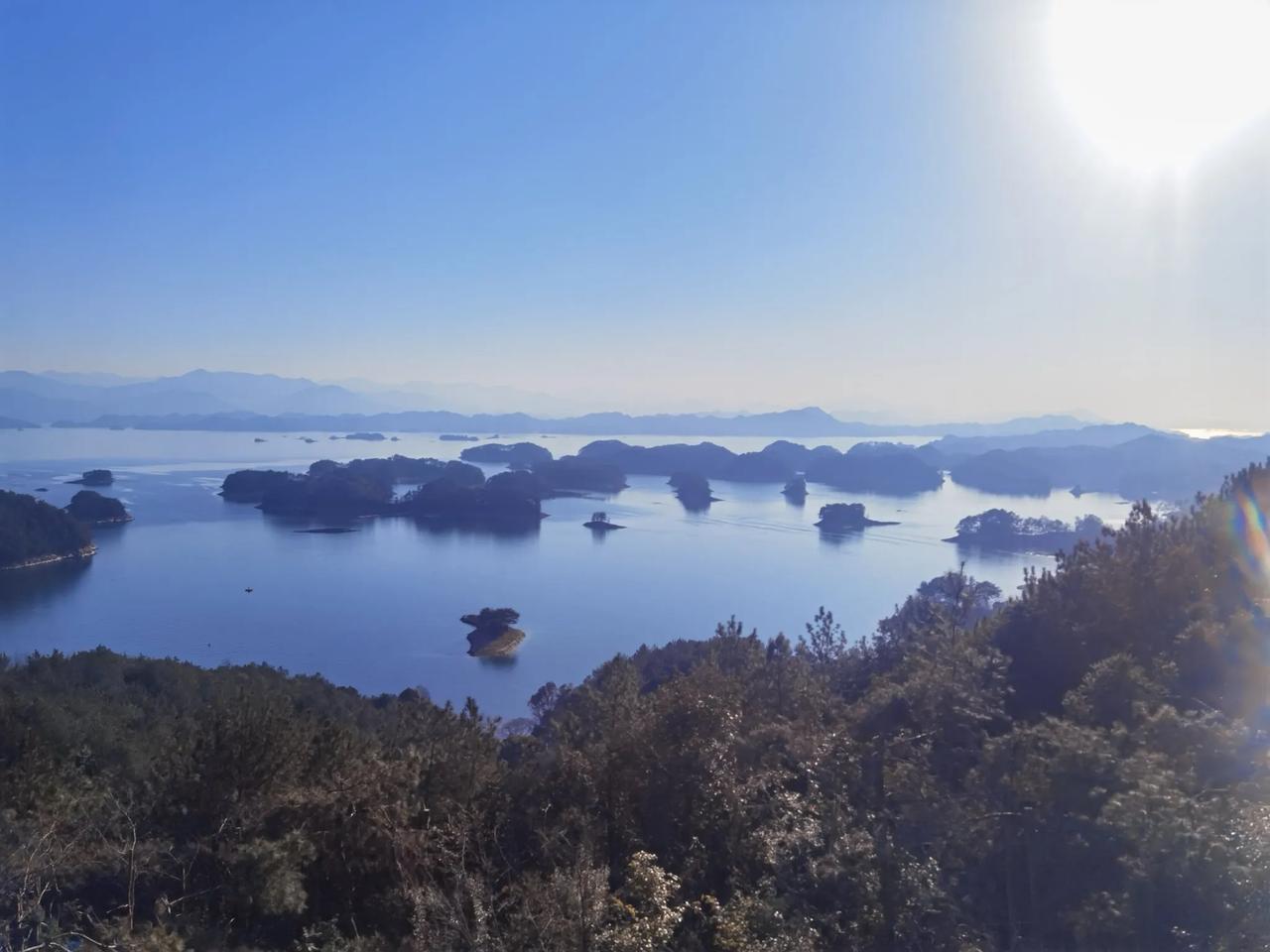 这是一组千岛湖照片。千岛湖原名新安江水库（发电站）， 位于浙江省杭州市淳安县，修