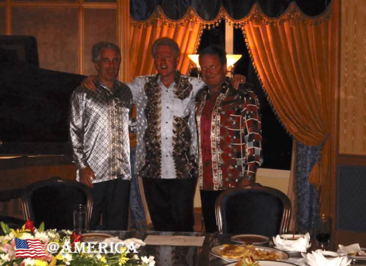 美国司法部公布大量删减后的爱泼斯坦档案，引发政治争议

美国司法部公布了大量期待