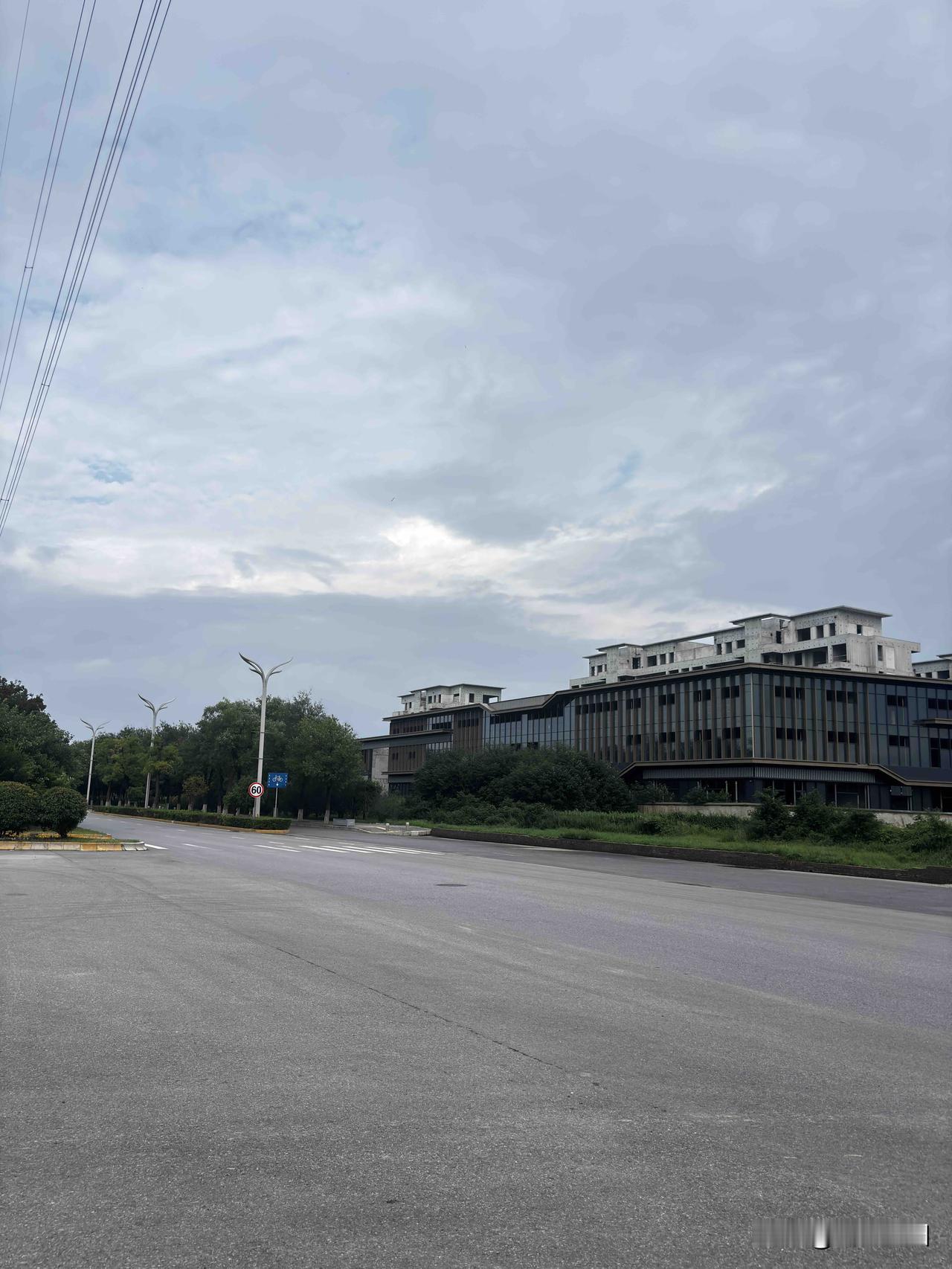 临潼延安创新学院旁边这楼，这个楼盘是多层住宅，不是那种高层建筑，看着不错，面积也