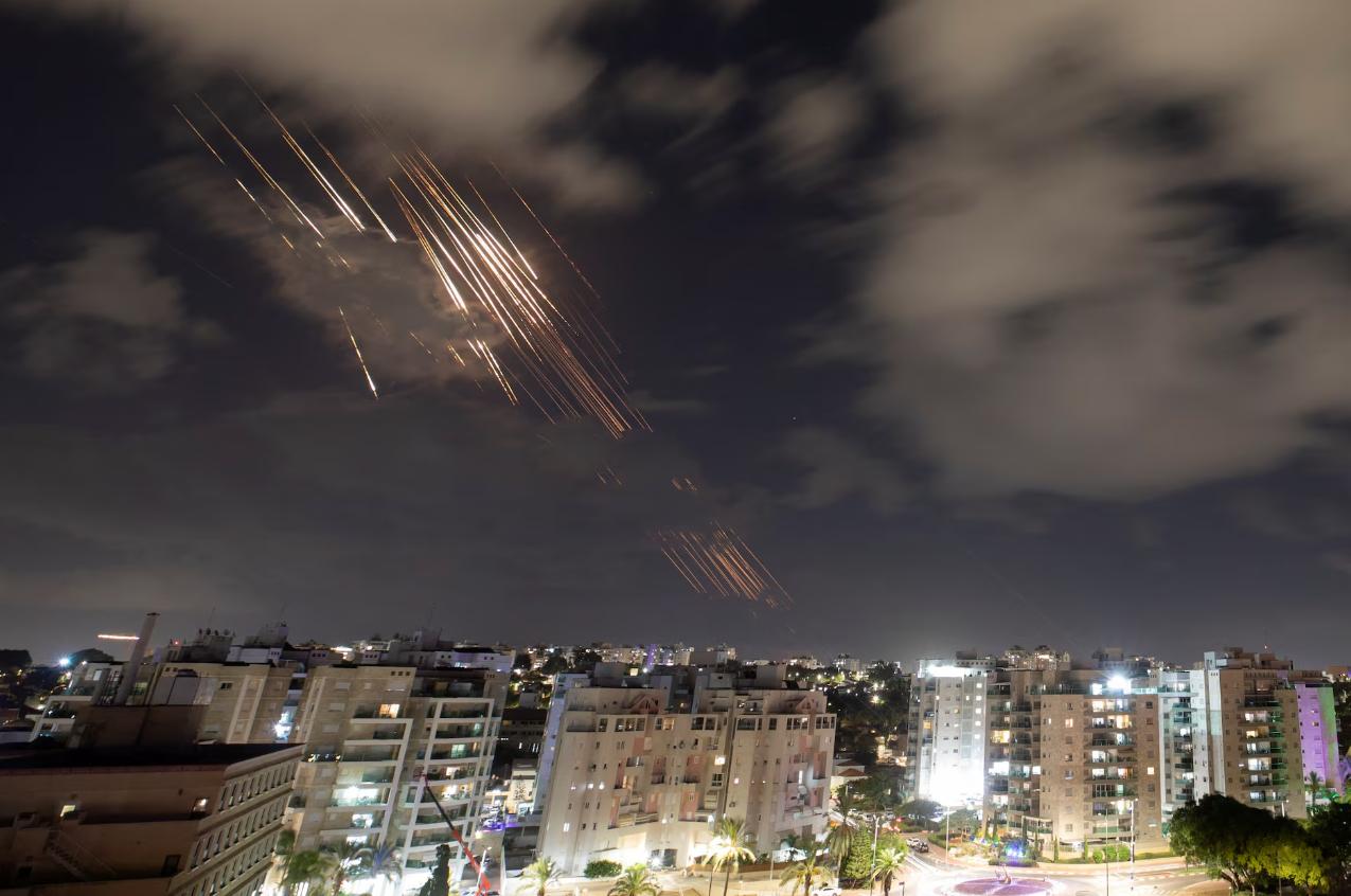 伊朗重型导弹从天而降，空中分裂出80个弹头，如火雨般砸向以色列
 
战争进入第7