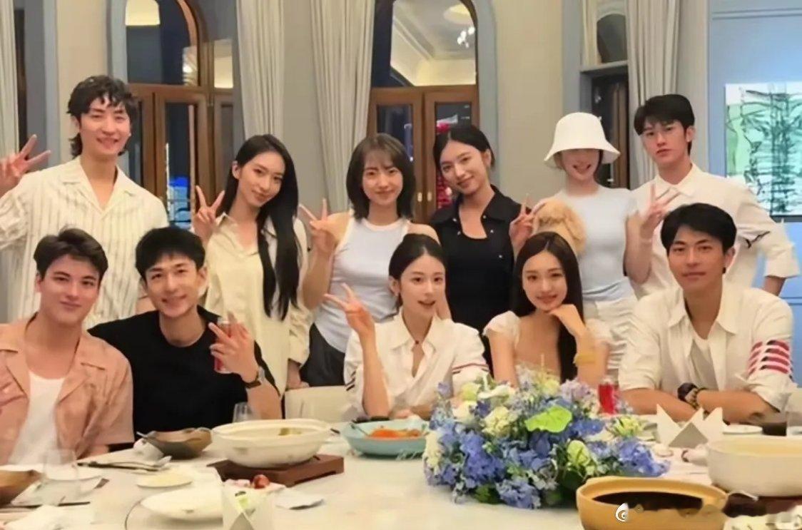 这次大聚会王乐晨不在是亮点，但多多和子晗的情侣装，也特别的抢眼，就是不懂吃吃看了