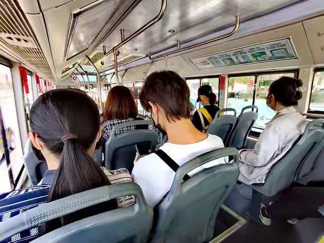 女孩买空座放零食大姐想坐遭拒近日，一趟列车上，女孩买了两张票，一个自己坐，另一个