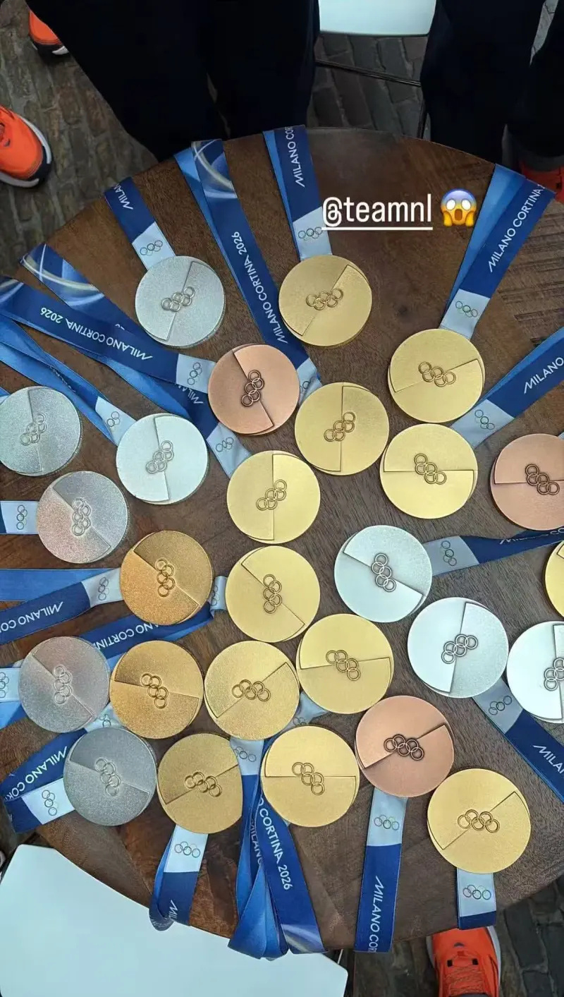 在米兰冬奥会上获得3金1铜的荷兰短道速滑名将延斯・范特沃特晒出荷兰全队奖牌合影，