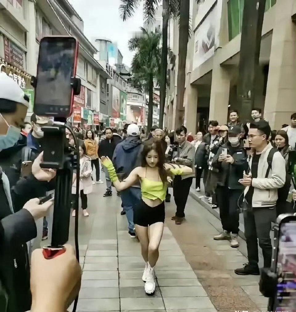 听说冯提莫在深圳东门跳了三年，太佩服了 ​这个毅力 ​​​