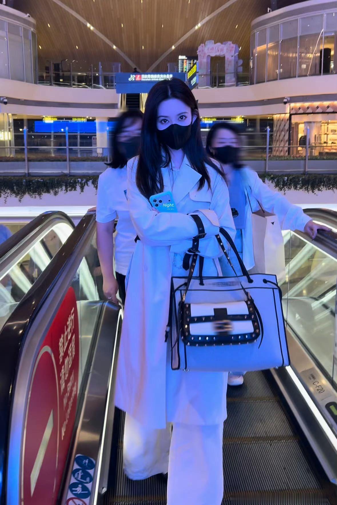 孟子义米兰时装周启行 夜色街头随拍都有画报质感，这身米白风衣把她的优雅和气场都衬