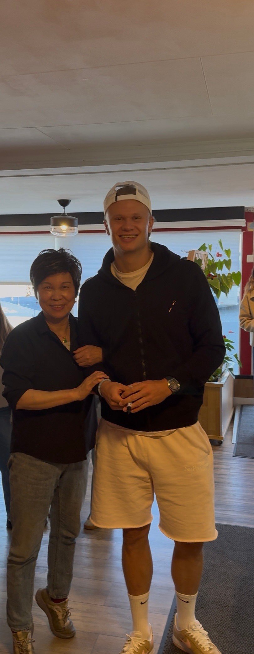 哈兰德回家啦，他在挪威最喜欢的中餐厅的店主阿姨说他立马就从她们餐厅订了菜，还是自