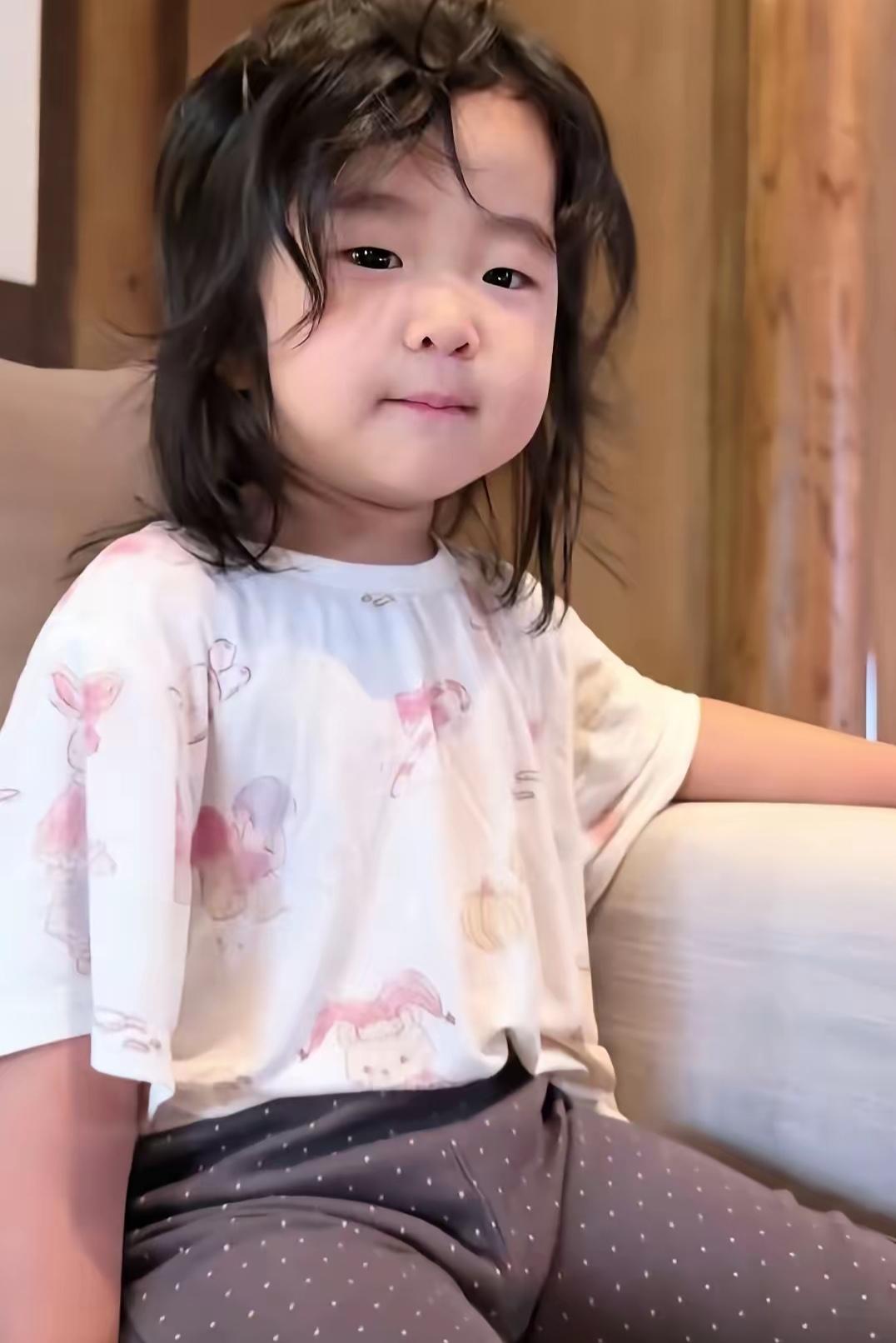 过去常听老人说年龄大生的孩子不水灵，我看这话现在不灵了，这是张纪中（73岁）和杜