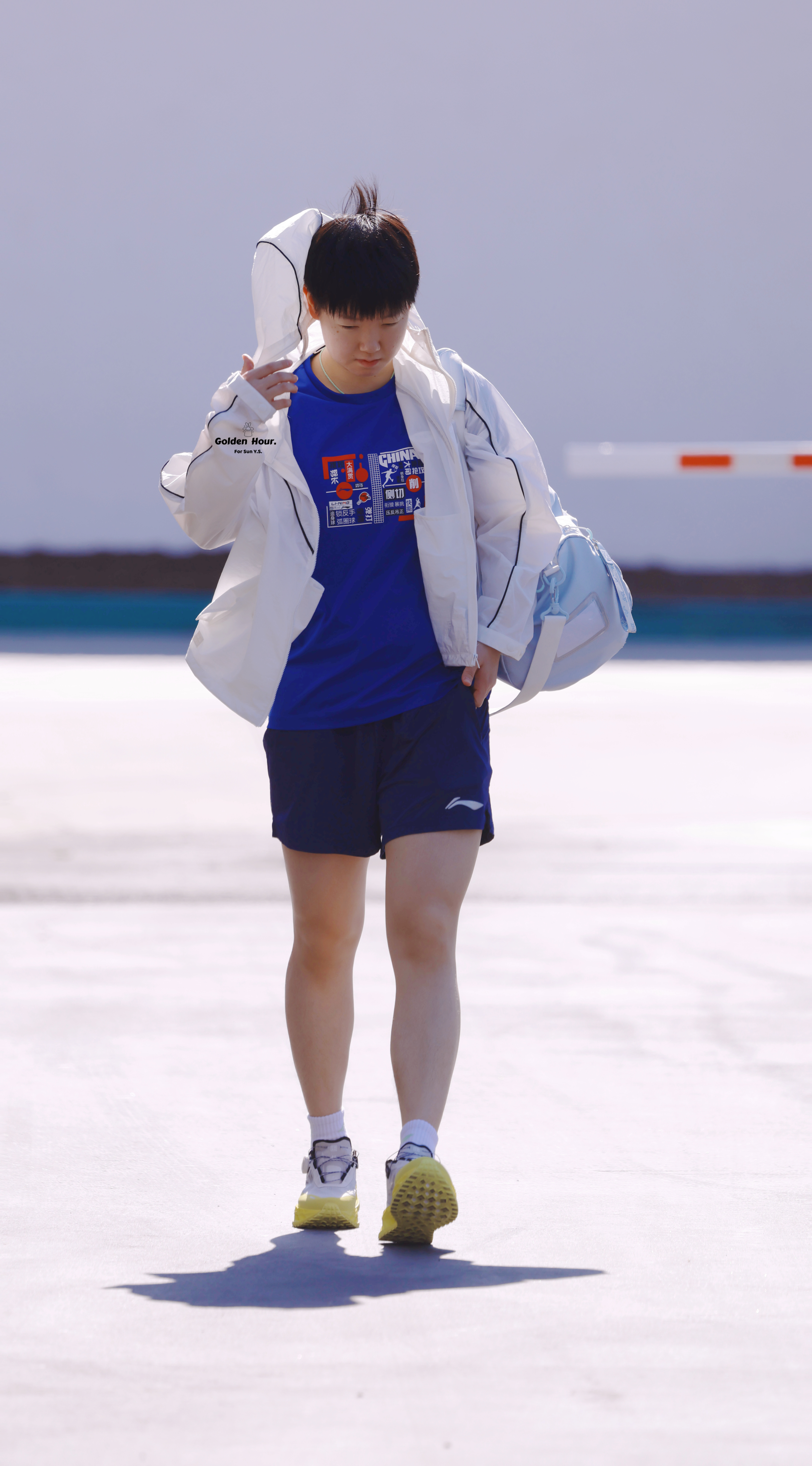 小手插兜 