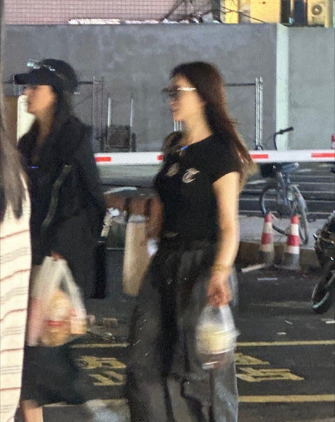 偶遇李小冉孙怡牵手逛夜市两位美女姐姐深夜一起逛夜市买热卤，这是什么神仙友情！牵着