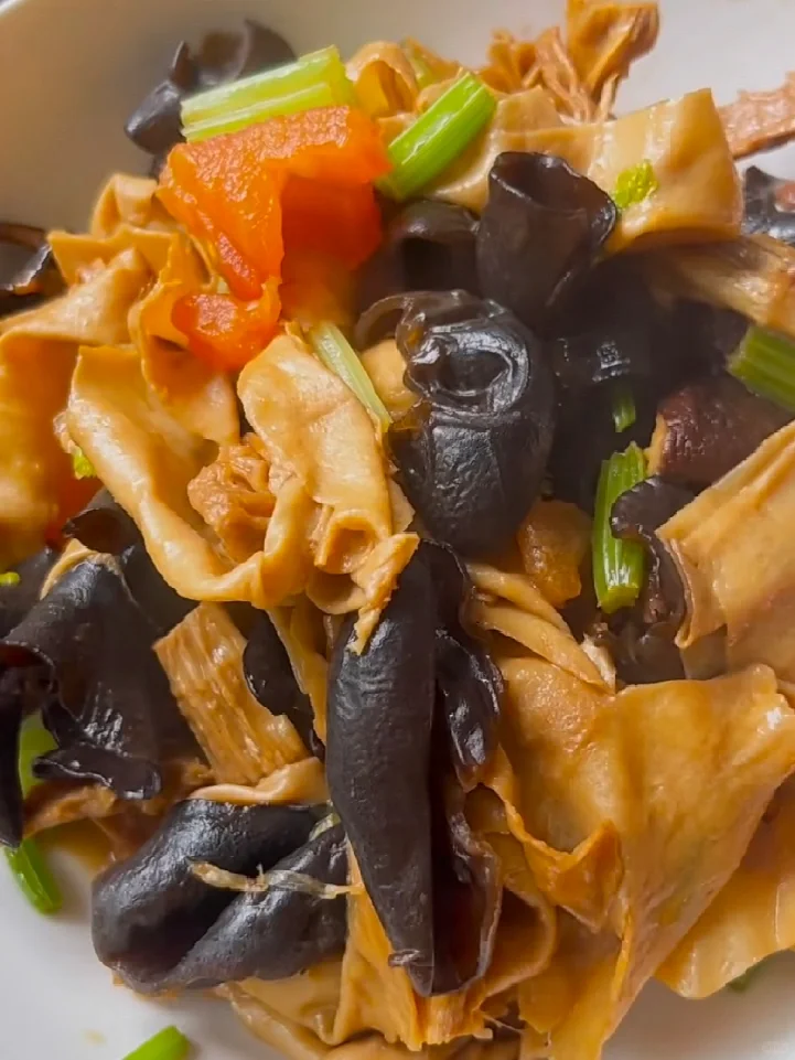 两斤鹰嘴豆才能出一斤的豆皮，不愧为“素中之宝” 	 鹰嘴豆虽小，其营养...