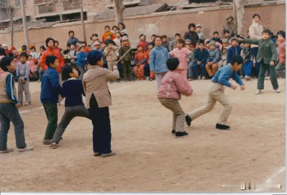 今天学到的金句时光飞逝，如梭如织，没有留下任何痕迹，却带走了我们的岁月。