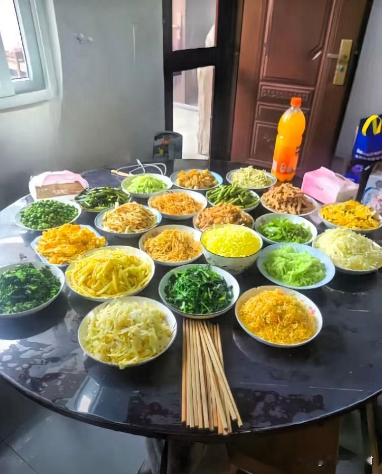 这吃的也太素了吧，庙里的和尚都没吃这么素，就连唐僧来了都得把八戒宰了。