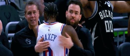 他不是投不进，是故意砸向篮筐。
字母哥一个罚球，砸在篮板上弹回自己手里——这瞬间