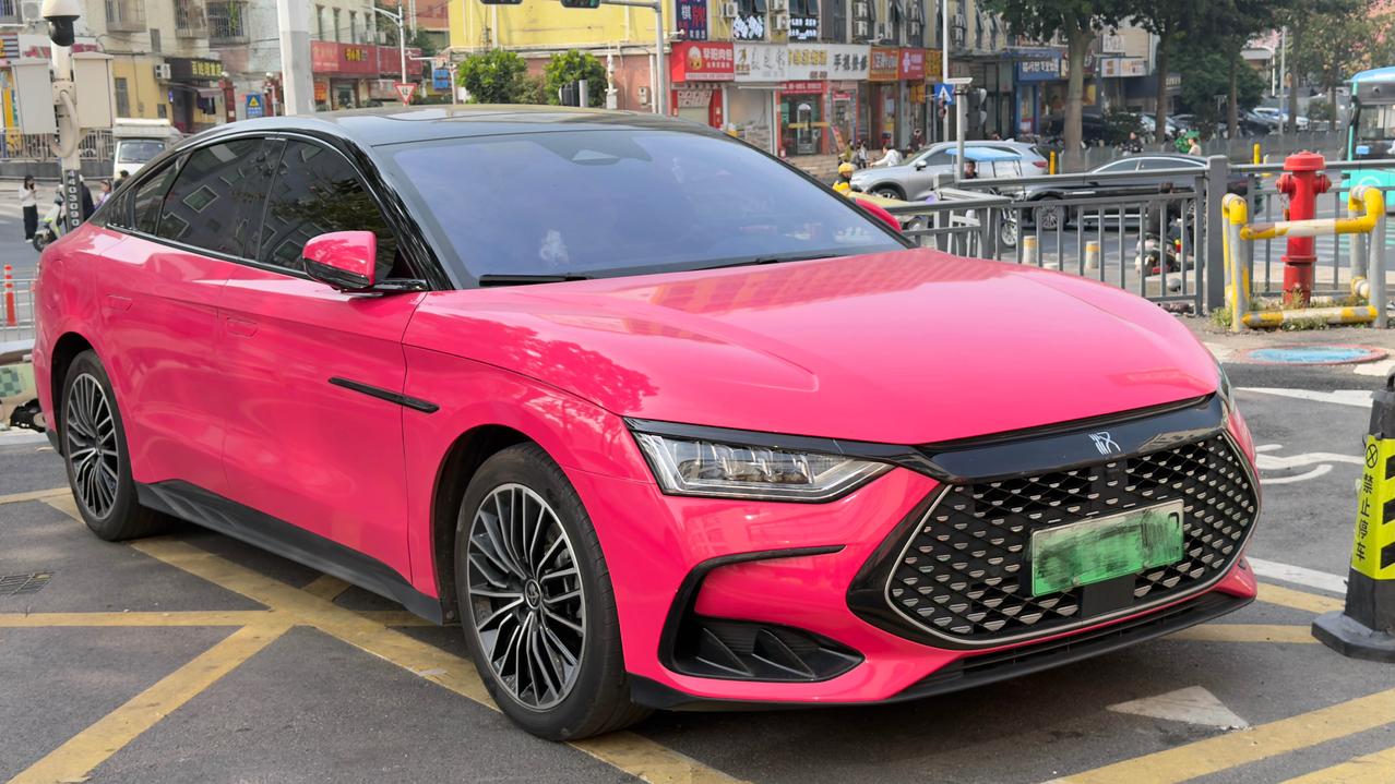 第一次遇到玫红色的比亚迪汉，漂亮[赞]一直都觉得汉这款车型线条很流畅，车尾很有特