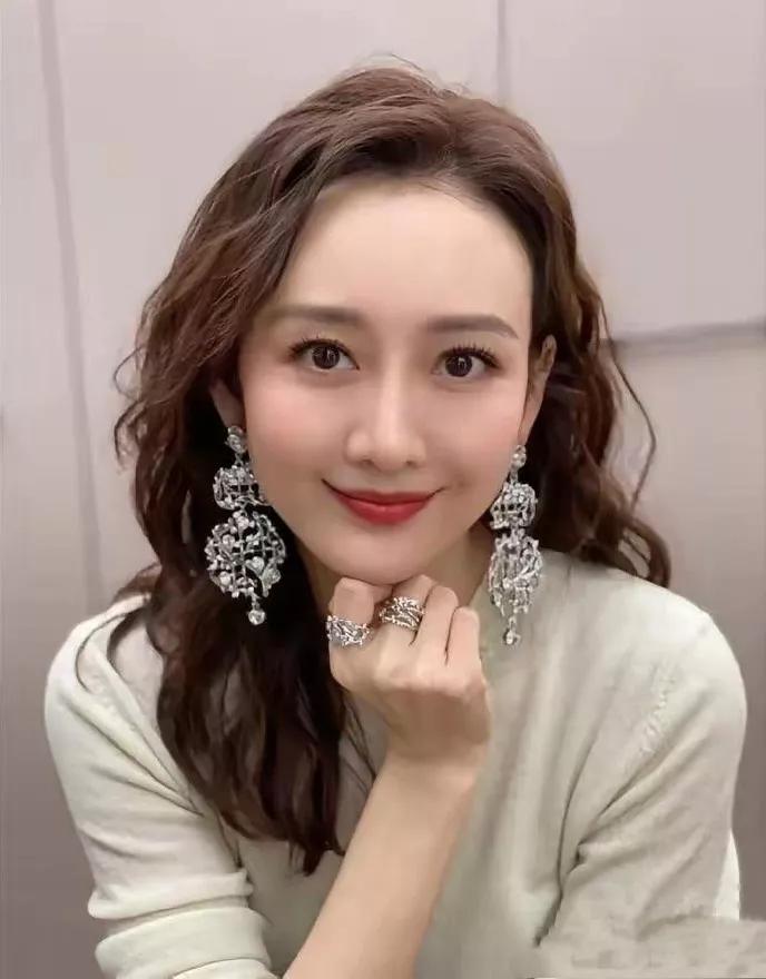 🎈王鸥未婚生子后，整个人气质都不一样了！又美又亮眼！真好看！
 
王鸥一直以来