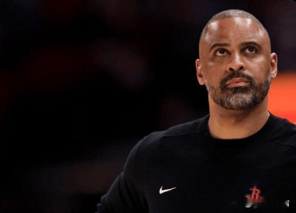 接二连三输给西部倒数的球队，火箭球迷已经忍受不了了。
有火箭球迷自媒体发文，建议