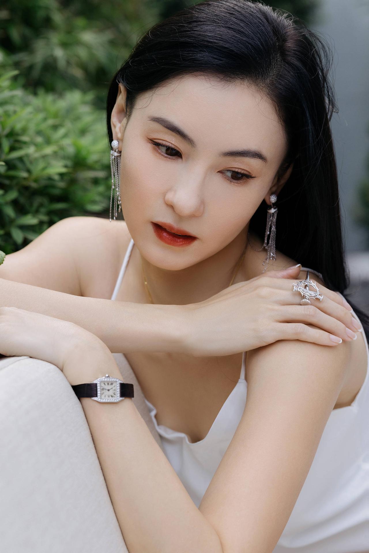 张柏芝身穿莫兰迪蓝色廓干练西装搭配同色短裙，尽显美腿优势，举手投足间散发着港风美