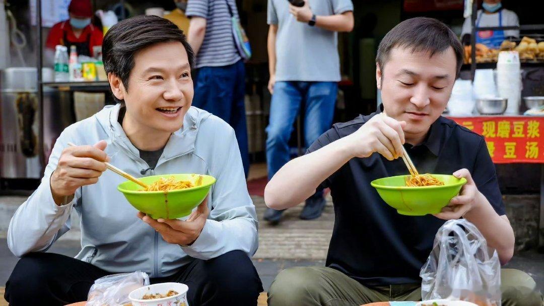 雷军澄清早餐被骂装其实说白了就是人红是非多，蹲路边吃碗热干面都会被骂，真包场清场