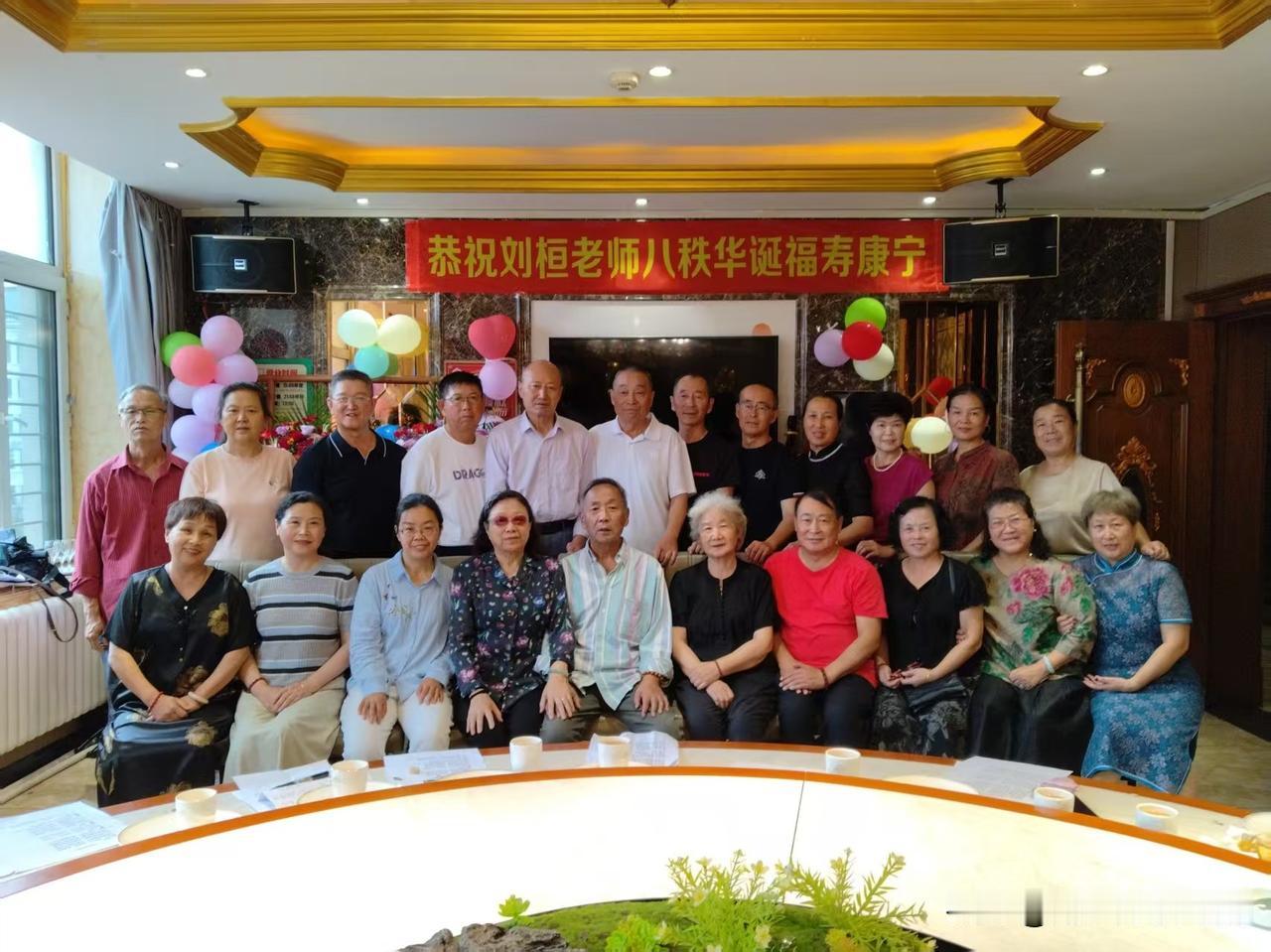 一搂师恩，半生同窗
岁月最温柔的巧合，莫过于年少得遇良师、身边有知己，待到经年老