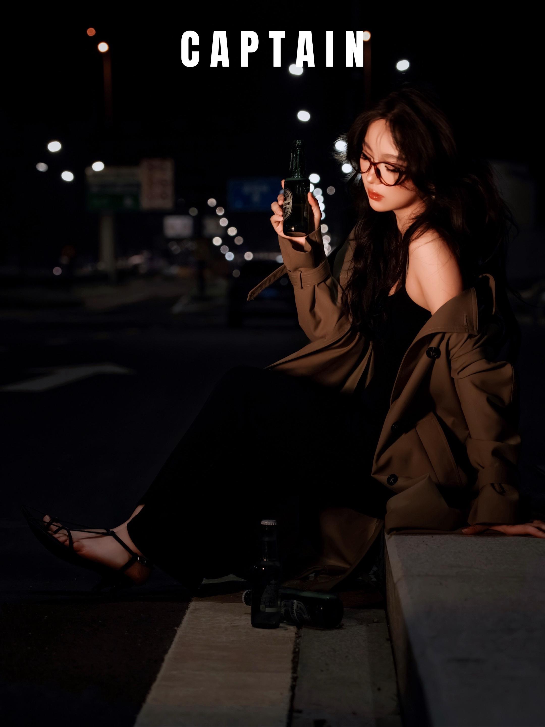 霓虹微醺：都市夜行者的液态诗篇。栏杆把酒瓶压成书签 轮胎碾过路灯的碎光...