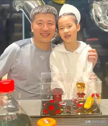 六一当天，张雪峰女儿张姩菡晒出一张无字合照，简简单单一张画面，看哭不少网友。
 