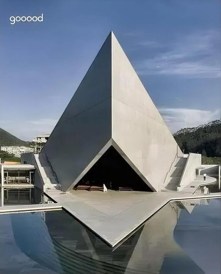 安藤忠雄新作吓一跳！

这座广东河源的礼堂，远看近看都像毒蛇吐信！关键他本人还属